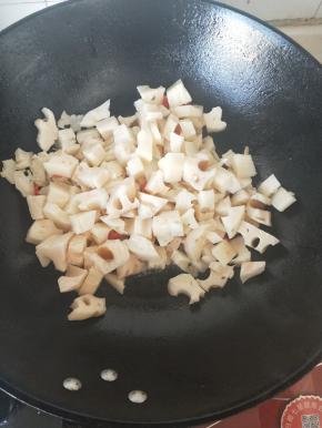 铁锅烧热放入少许油，油温升起放入藕丁