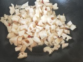 铁锅烧热放入少许油，油温升起放入藕丁