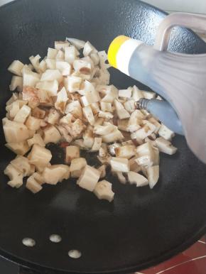 翻炒几分钟加入醋