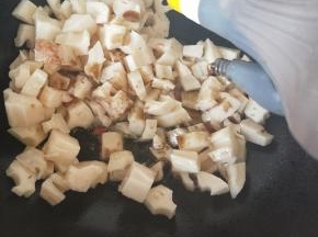 翻炒几分钟加入醋