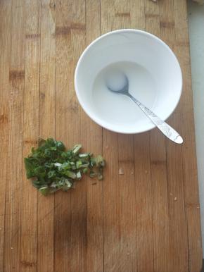 准备好水淀粉和葱花