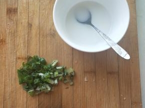 准备好水淀粉和葱花