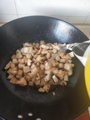 藕丁加入水继续翻炒