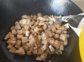 藕丁加入水继续翻炒