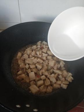 转小火倒入水淀粉继续翻炒