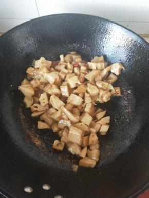 汤汁裹满藕丁放入少许鸡粉就可盛盘。