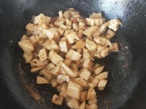 汤汁裹满藕丁放入少许鸡粉就可盛盘。
