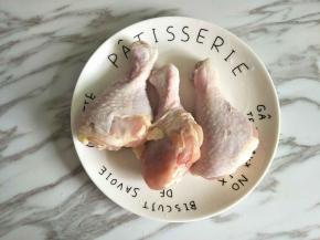 可以用整鸡来做，用鸡腿更方便些，口感也好