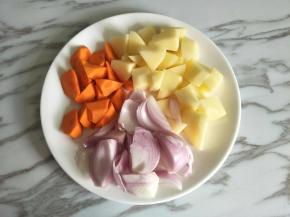 胡萝卜、土豆切块，洋葱切片