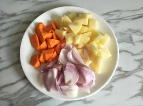 胡萝卜、土豆切块，洋葱切片