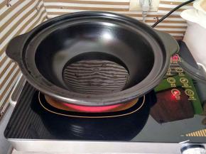 砂锅倒适量油烧热(我用的可以干烧的砂锅，可以直接炒菜的，没有用炒锅也可以哦)