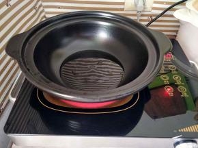 砂锅倒适量油烧热(我用的可以干烧的砂锅，可以直接炒菜的，没有用炒锅也可以哦)