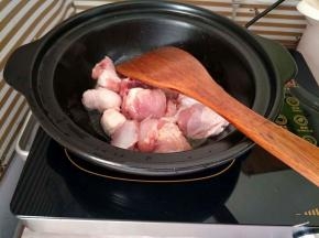 油热后下入鸡块