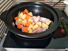 洋葱炒出香味后，下入胡萝卜土豆块翻炒