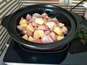 炒一会儿后，加入刚刚炒过的鸡肉翻炒