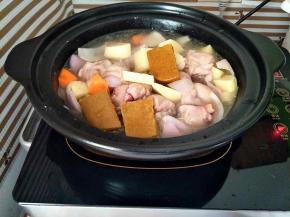 加水刚好没过食材，加入咖喱块