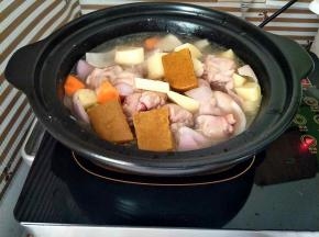 加水刚好没过食材，加入咖喱块