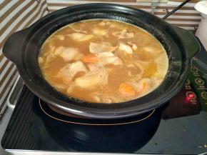 盖上锅盖，直至把食材焖软