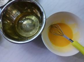 分离蛋黄、蛋白，蛋黄用手抽打散。