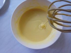 上下翻拌手法，至均匀光滑细腻面糊状。