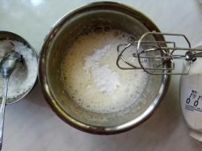 蛋白先打发至大鱼眼泡时，加入三分之一糖粉。