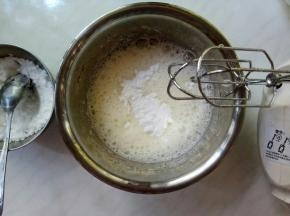 蛋白先打发至大鱼眼泡时，加入三分之一糖粉。