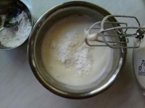 泡沫消失时再加入三分之一糖粉。