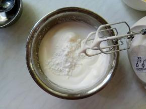 打至半湿性发泡时，加入剩余的糖粉。