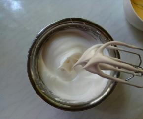 最后打发至湿性发泡，提起打蛋头，蛋白霜成小弯钩。