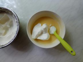 将三分之一蛋白霜加入蛋黄糊中，Z形手法翻拌均匀。