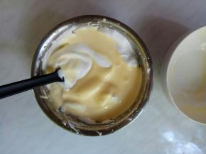 将拌好的蛋黄面糊再全部倒回蛋白霜中。同样手法拌匀。