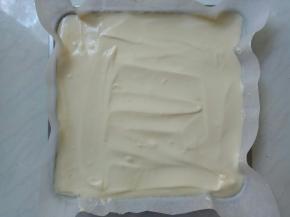 面糊倒入铺了油纸的烤盘。刮平表面面糊。
从离空中30厘米高度处，端平烤盘摔下去，振出蛋糊中的气泡。