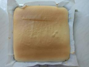 取出烤盘，在空中摔向桌面，震动出气泡。