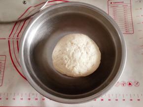 1.	先将种面团所以材料混合揉成面团，