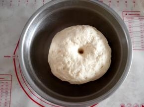 2.	放在温暖的地方，密封发酵至2-3倍大，