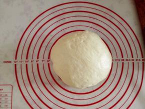 3.	将种面团撕成小块投入面包机里，加入主面团中除黄油以外的所以材料，揉成光滑的面团，再加入黄油揉至完全扩展阶段，