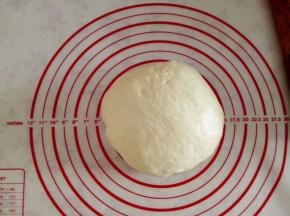 3.	将种面团撕成小块投入面包机里，加入主面团中除黄油以外的所以材料，揉成光滑的面团，再加入黄油揉至完全扩展阶段，