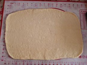 4.	进行二次发酵，至原来2倍大即可，取出排气，静置10分钟，再擀成大的长方形，