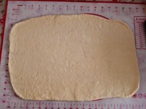 4.	进行二次发酵，至原来2倍大即可，取出排气，静置10分钟，再擀成大的长方形，