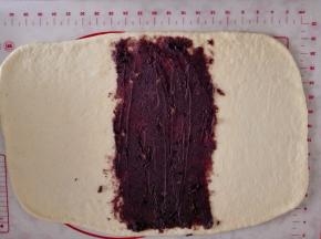 5.	取豆沙涂抹在中间1/3的地方，