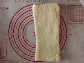 7.	再把右边向中间折叠，