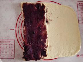 6.	将左边向中间折叠，再涂抹上豆沙，