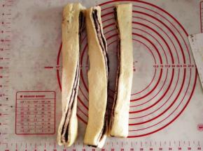 8.	用刮刀竖着将面片分成三份，