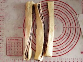 8.	用刮刀竖着将面片分成三份，