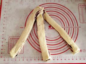 9.	三条上面捏紧，