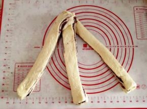 9.	三条上面捏紧，