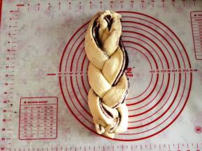 10.	开始编辫子，每次都将旁边两条向中间放，这样就编好了，下面也要收紧，