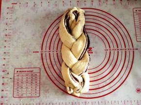 10.	开始编辫子，每次都将旁边两条向中间放，这样就编好了，下面也要收紧，