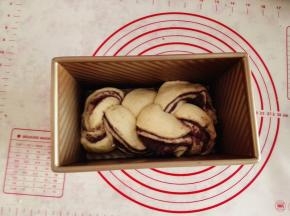 11.	两头收口放下面，将其放入吐司盒里，