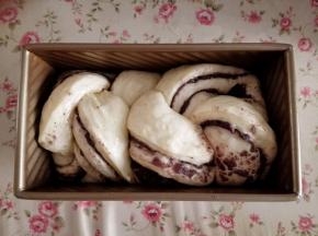 12.	再次发酵，至吐司盒8分满，表面涂蛋液，